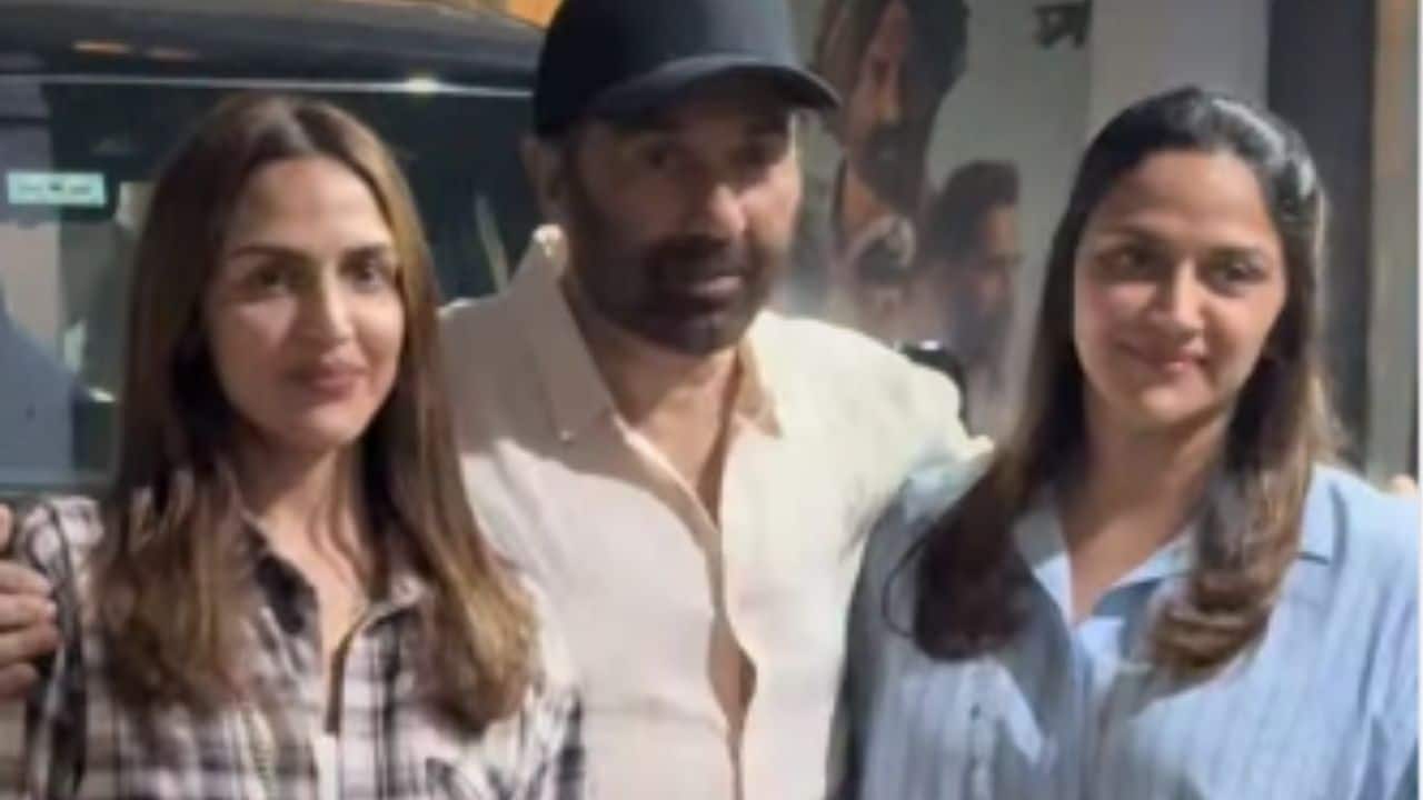 Sunny Deol poses with sisters Esha Deol and Ahana Deol at Border 2 special screening, watch here