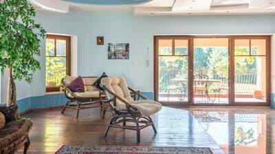 Indians are increasingly opting for floor-to-ceiling windows, wide sliders, and corner windows that create a seamless connection between indoor and outdoor spaces (Image: Pexels)