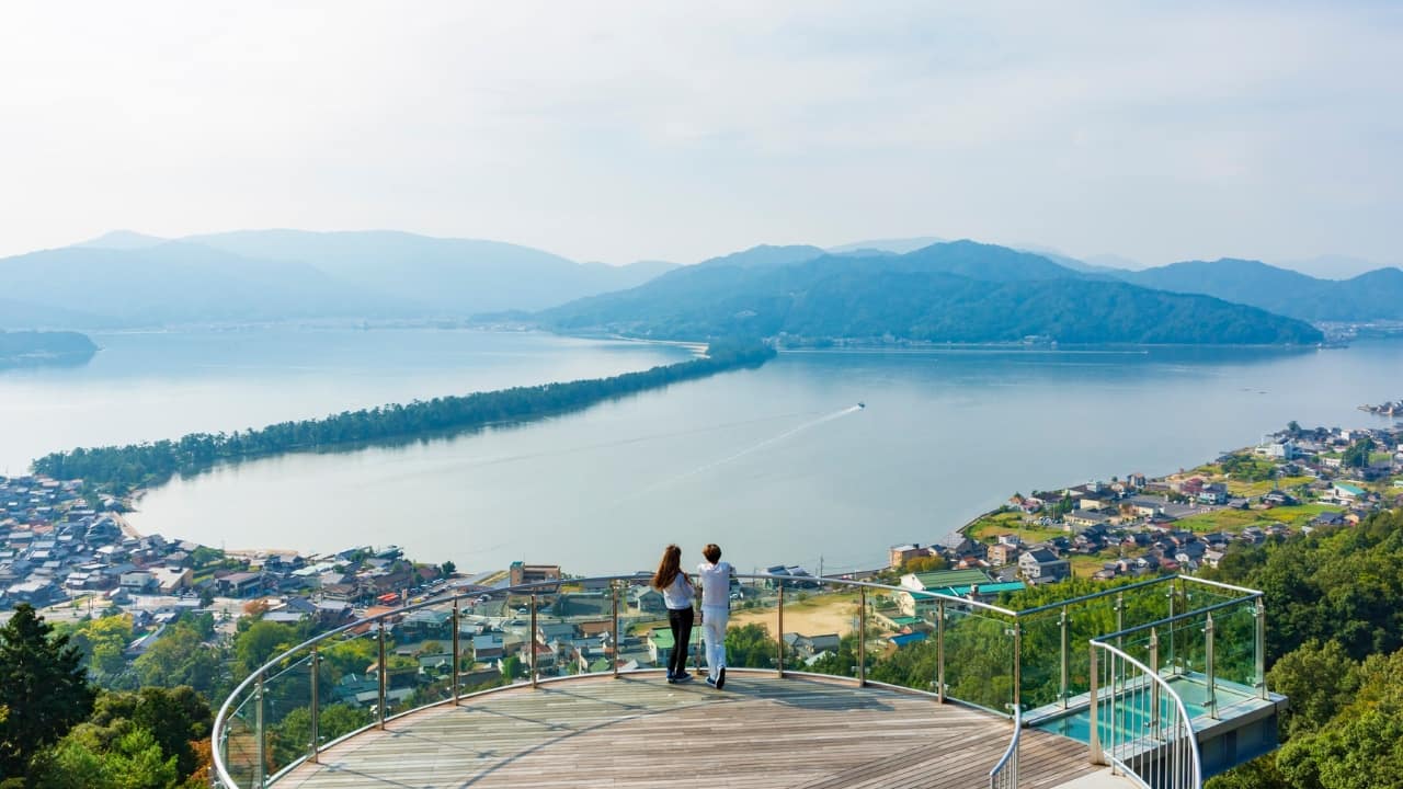 From the bustling heart of Tokyo to the serene bamboo groves of Kyoto and the snowy landscapes of Hokkaido, Japan’s parks are perfect for romantic escapes this Valentine’s Day. Whether you’re looking for cherry blossoms, art-inspired landscapes, tranquil ponds, or mountain views, these eight parks promise unforgettable experiences for couples seeking love, nature, and tranquility. (Image: Canva)