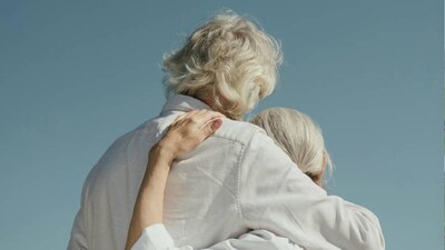 Cute love story: 78-year-old man with Alzheimer's proposes to wife again after 39 years of marriage
