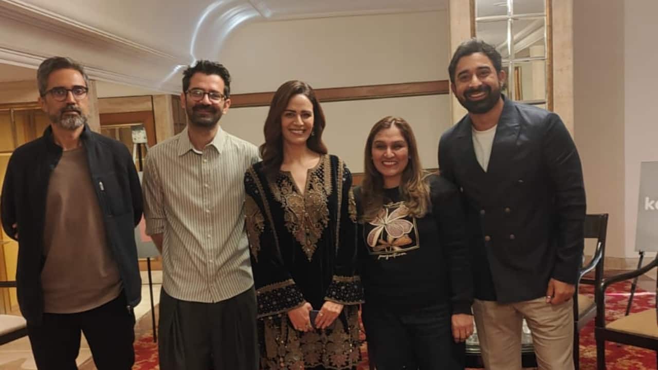 The cast of Kohrra Season 2 Sudip Sharma (Writer), Barun Sobti, Mona Singh, Rannvijay Singha with Editor Entertainment, Moneycontrol Sarika Sharma. (From Left) 