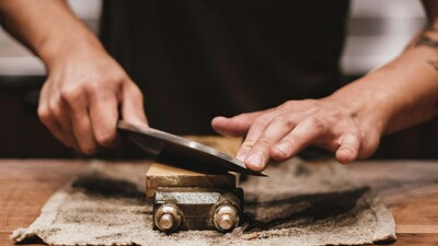 Stop struggling with dull knives. Learn easy ways to sharpen your kitchen knives at home using simple tools you already have. (Pic credit: Pexels)