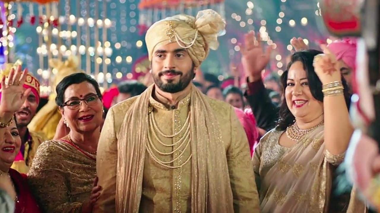 Tera Yaar Hoon Main Not every legendary track is about love. Arijit Singh makes friendship feel monumental here, the kind of song that plays during long goodbyes or moments of growing up together.