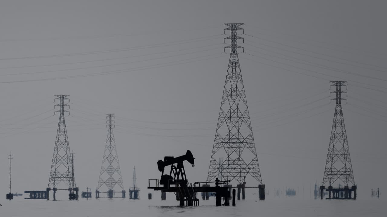US issues licence for oil companies to operate in Venezuela