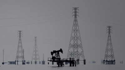 Fishermen in front of Petroleos de Venezuela SA oil rigs on Lake Maracaibo in Cabimas, Zulia state, Venezuela. Source: Bloomberg
