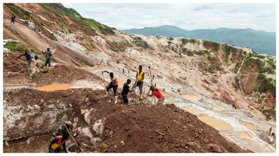 Laborers dig at the Rubaya coltan mine in the eastern Democratic Republic of Congo. (Courtesy: Reuters file photo)