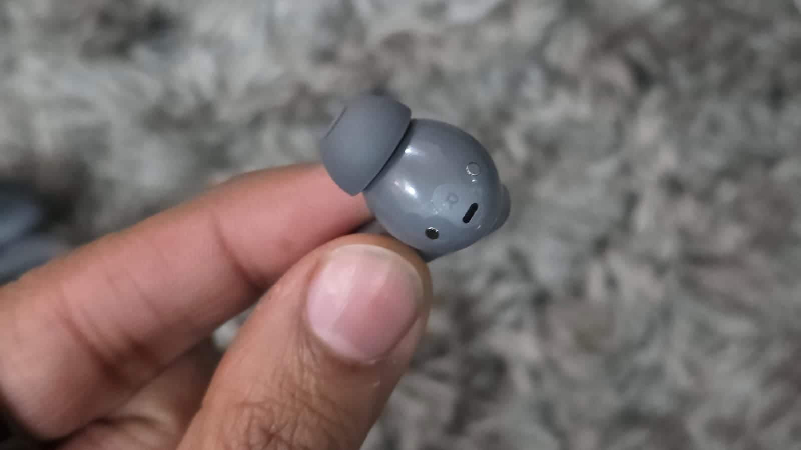 App experience and features All controls and customisation options for the Buds Air 8 are handled through the realme Link app. A mandatory sign-in is required before accessing even basic features such as ANC modes and sound settings. This creates unnecessary friction at setup. The presence of advertisements within the app further affects the experience, especially for a product positioned in the mid-range category. Once past these limitations, the app itself is fairly straightforward. ANC modes include Smart, Max, Moderate, and Mild. In daily use, Max delivers the most consistent results without introducing discomfort. Wind noise reduction works effectively outdoors and improves both call quality and transparency mode performance. Transparency mode is one of the stronger aspects of the Buds Air 8. The Enhance Voices option amplifies speech while keeping background noise under control, allowing conversations without removing the earbuds. This works well in gyms, offices, and other busy environments. Switching between ANC and transparency modes feels natural and avoids the pressure sensation often associated with strong noise cancellation.