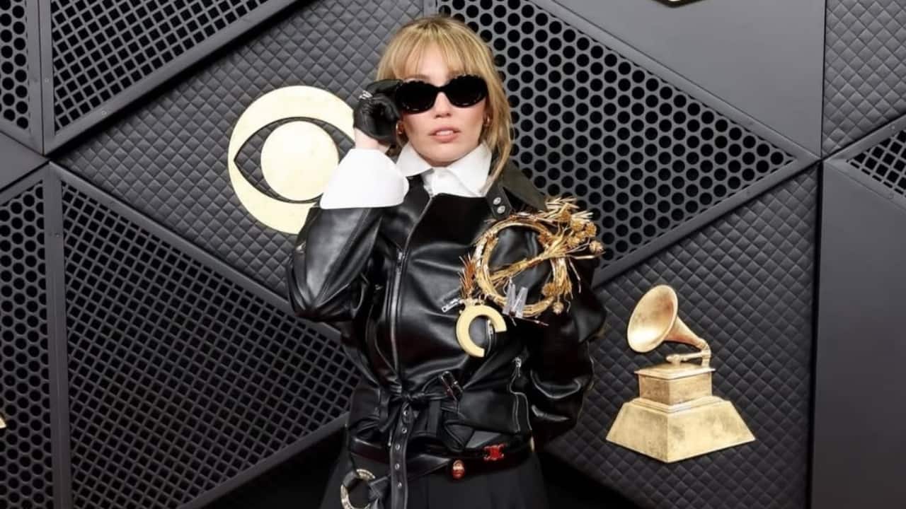 <strong>Miley Cyrus</strong><br />If anyone were to use one word to define this look of Miley Cyrus, then it has to be 'edgy'. The singer threw a stylish black leather jacket over a white top and a pair of black pants. To round off the look in style, she donned a pair of sunglasses, black matching leather gloves and a pair of black heels. You know what actually steals the show? Her golden colour brooch which bear the initials of her name. (Picture Credit: Instagram)