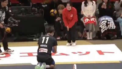 Player apologises after serve hits judge during Kobe all-star event. (Image credit: @BillyM2k/X)