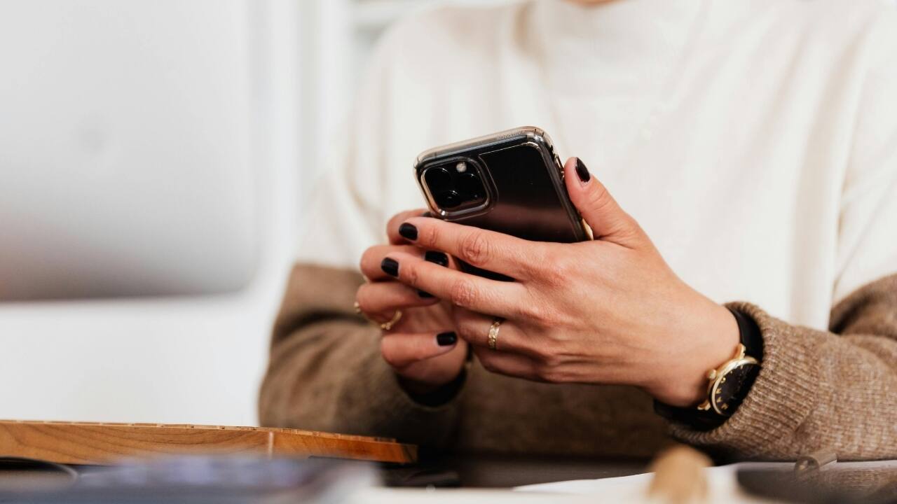 Texting thumb and tech wrist: Your smartphone use could be straining your wrists