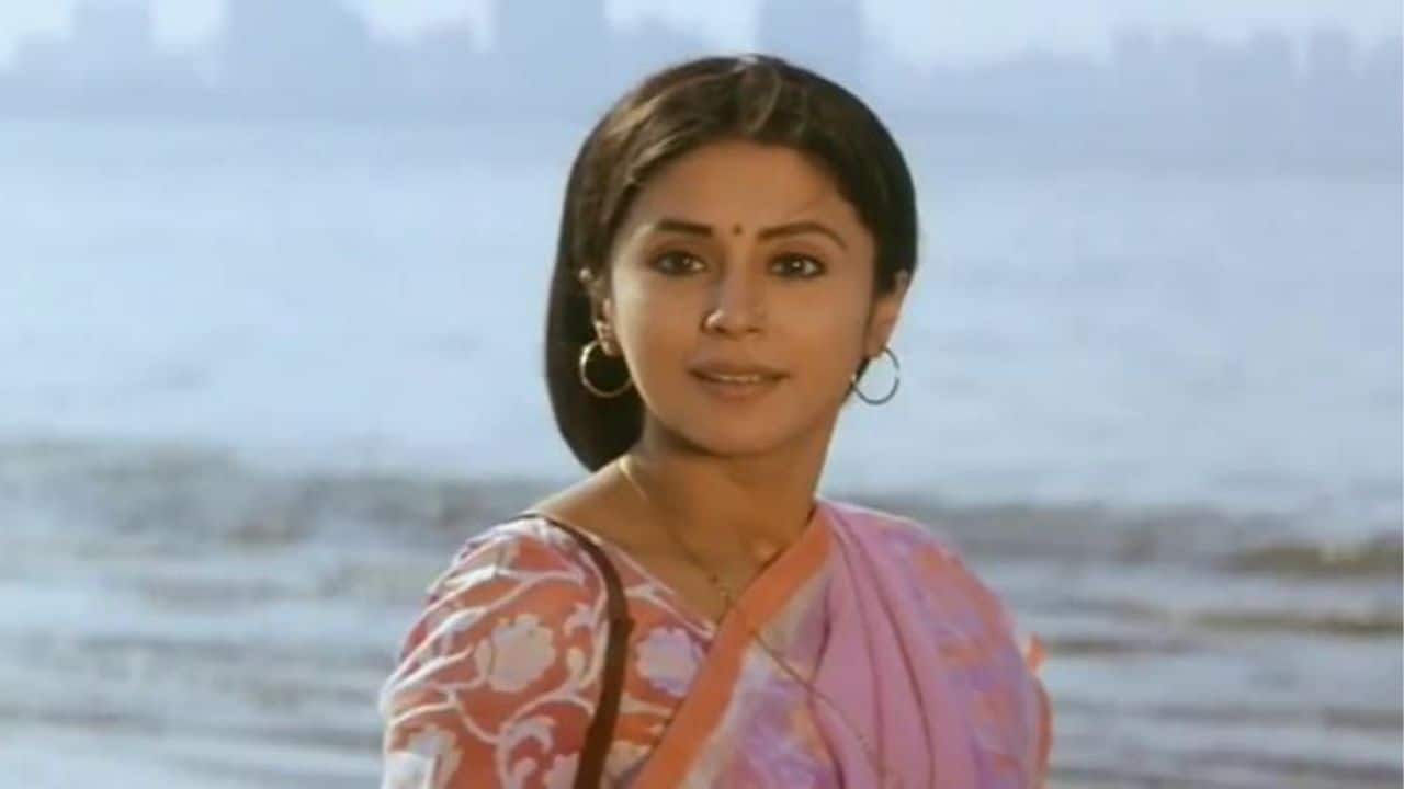 Bhavani Chaudhry – Satya (1998) In stark contrast to Rangeela, Urmila Matondkar disappeared into the quiet vulnerability of Bhavani. Playing the girlfriend of a gangster, she brought tenderness and realism to a violent world, proving she didn’t need glamour to leave an impact.