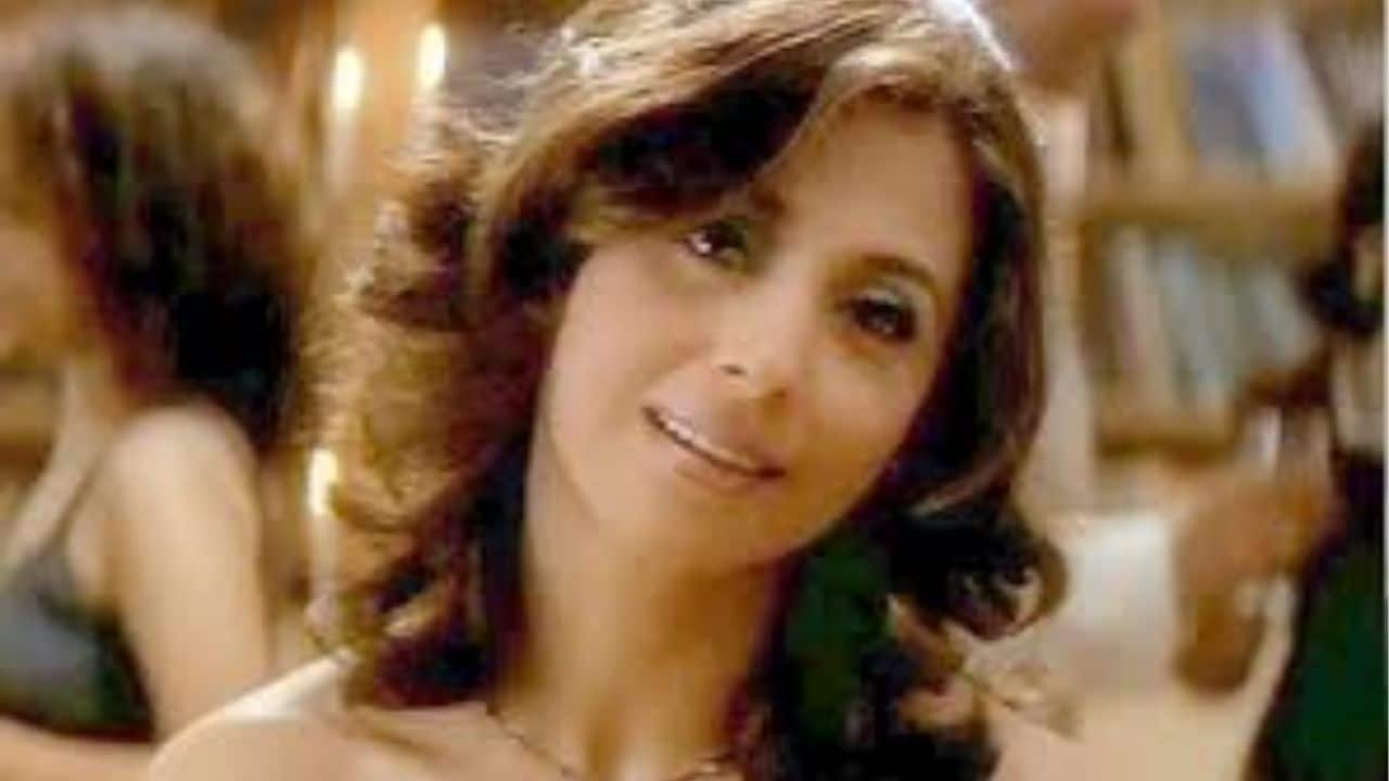 Megha – Pyaar Tune Kya Kiya (2001) This performance once again highlighted her fascination with psychological complexity. Urmila Matondkar portrayed obsession with an eerie vulnerability, making the character disturbing yet strangely sympathetic.