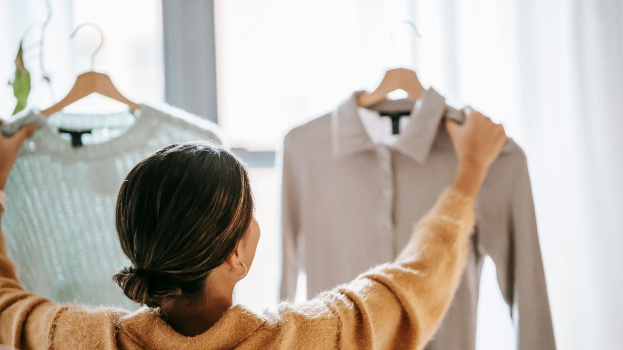 Do you like to decide your outfit at the last minute? Here’s what it says about you and how it helps