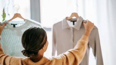 Still think last-minute dressing is careless? Fashion experts say it’s actually a sign of confidence, self-awareness, and modern living. (Pic credit: Pexels)