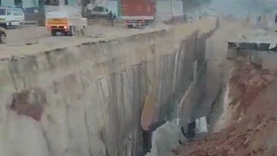 NHAI के काम के दौरान बेंगलुरु-होसुर रोड धंसा, यातायात बुरी तरह प्रभावित