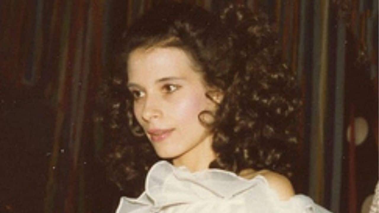 Fan faked being Martin Scorsese’s assistant to find actress Theresa Saldana; Stabbed her 10 times