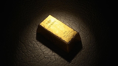 Gold drops over 1% as thin trading, profit‑taking weigh