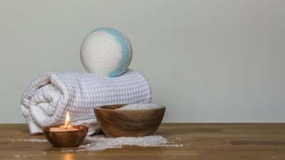 How to plan a spa at home: With some warm oil like coconut, almond, or olive etc., give yourself a long, unhurried scalp massage (Image: Pexels)