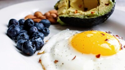 Circadian nutrition aligns meals with your body’s natural clock. Eat protein earlier, enjoy light dinners, and support your rhythm with the right nutrients (Image: Pexels)