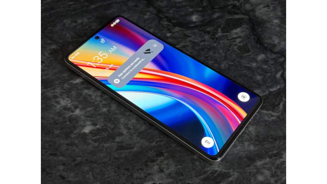 Clean Android experience, limited future-proofing Android 15 runs close to stock, free of ads and bloatware, with only 31 pre-installed apps. While the experience is smooth and intuitive, just one promised Android update and two years of security patches feel inadequate in 2026.