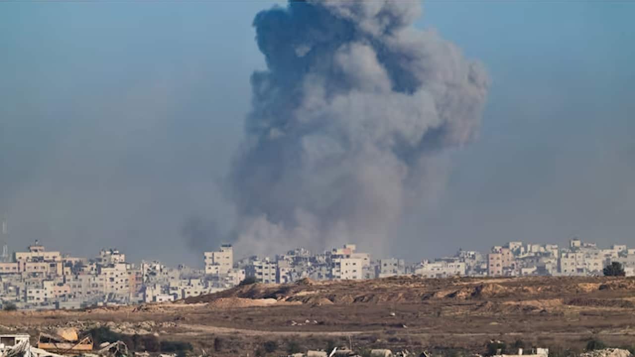 What are thermobaric bombs and why are they being discussed in the Israel–Gaza war?