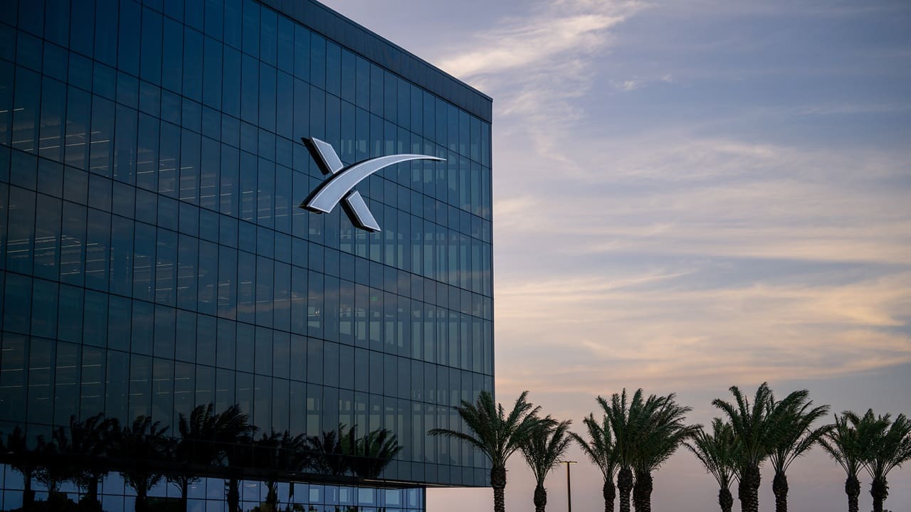 SpaceX said to weigh dual-class IPO shares to empower Musk