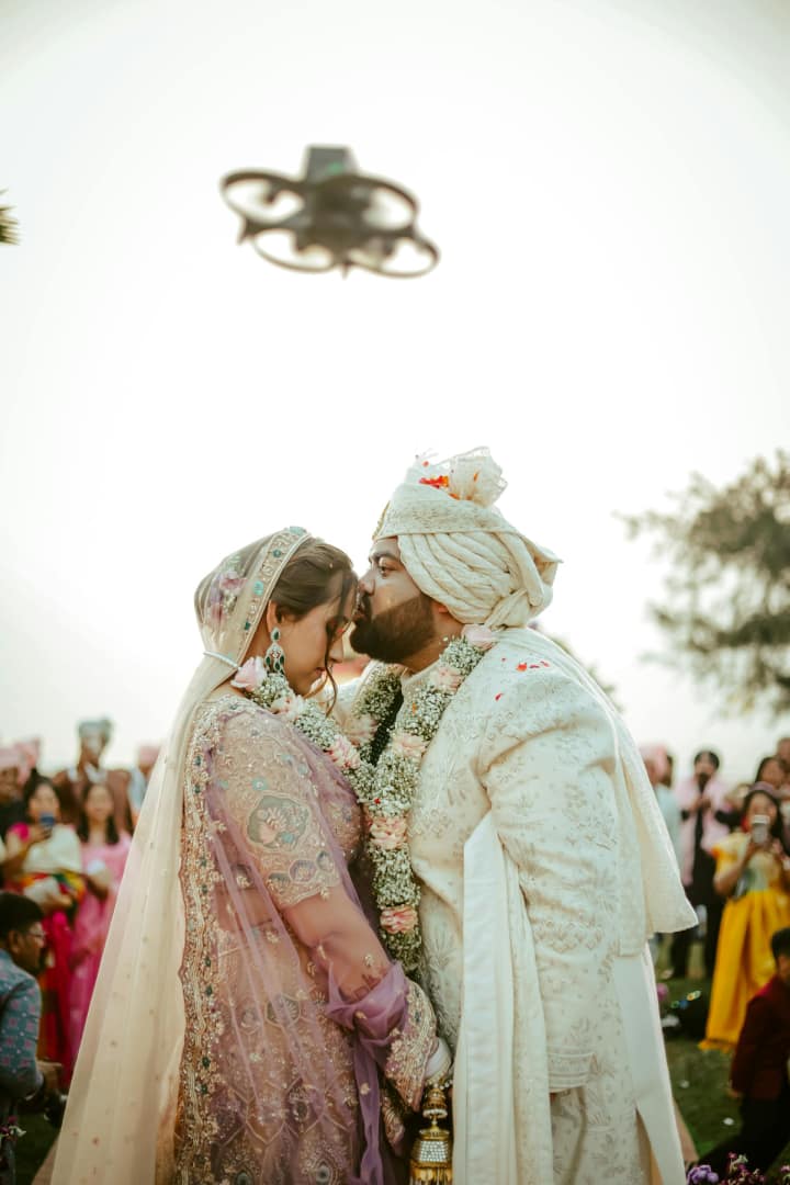 Wedding photography: When couples hire and pay for services, the work is considered a commissioned service. Contracts can, and should, transfer usage rights to the client. (Image credit: thel0stkidd via Pexels)