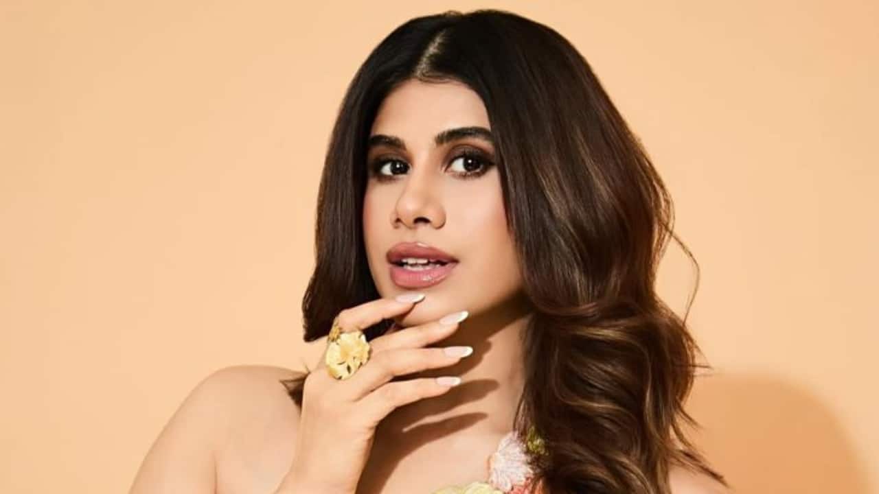 Malvika Sitlani faces crowdfunding scam allegation, netizens question Rs 40 lakh raised for mother's cancer