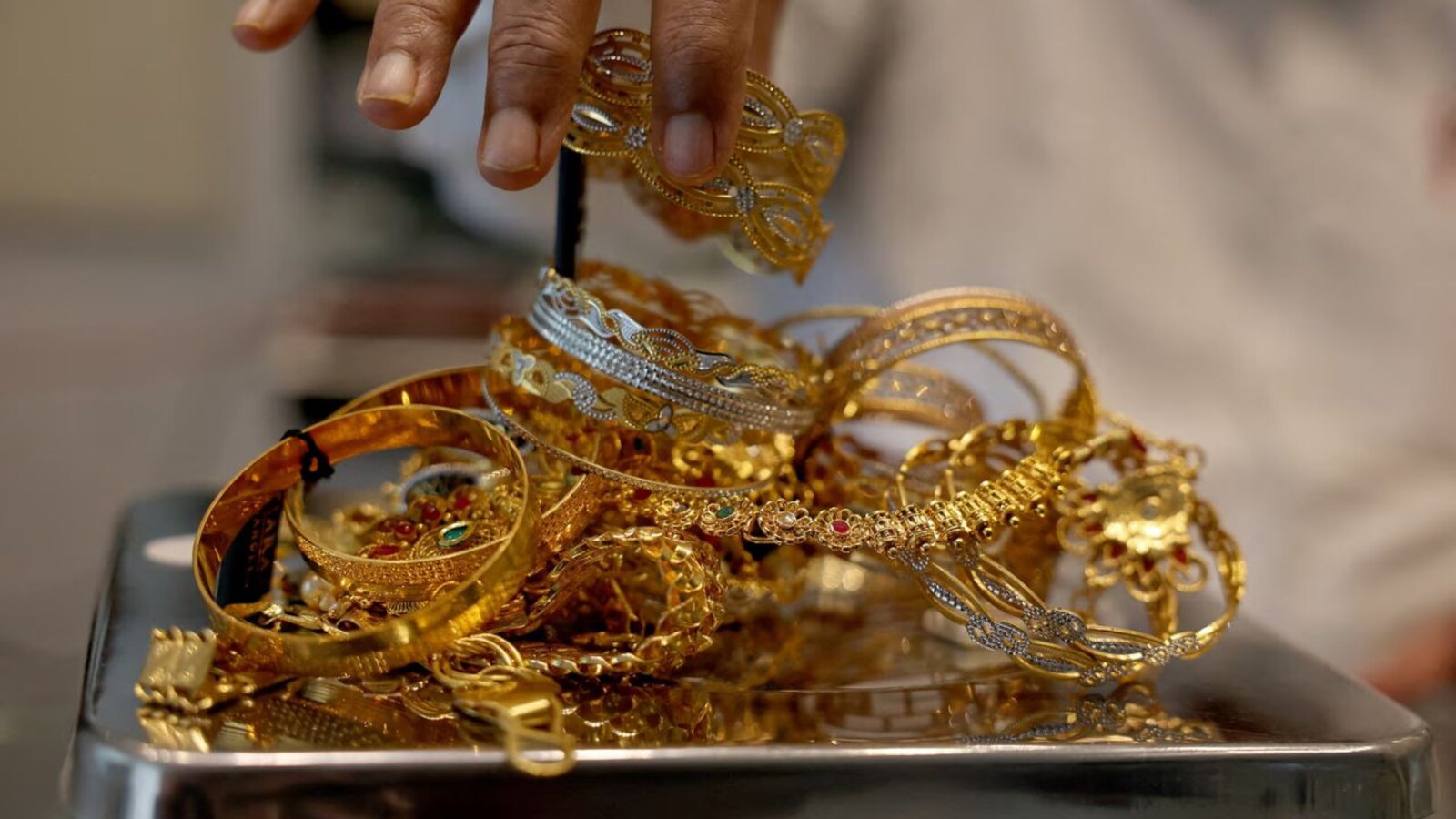 Gold holds hefty gain as US-Iran truce hopes ease inflation fear