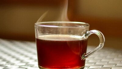 Love your tea or coffee piping hot? Experts warn that drinking beverages above 65°C may increase oesophageal cancer risk up to 8 times. Here’s why you should let it cool first. (Image: Pexels)