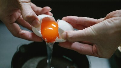Egg yolks aren’t the villain they were made out to be. They’re packed with choline, antioxidants & essential vitamins. Stop skipping the yolk! (Image: Pexels)