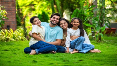 वरिष्ठ नागरिक स्वास्थ्य बीमा: क्या देखें और क्या है ज़रूरी.