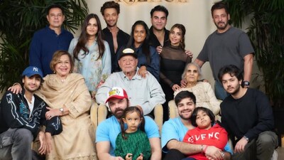 Salim Khan with Salman Khan and rest of the family 