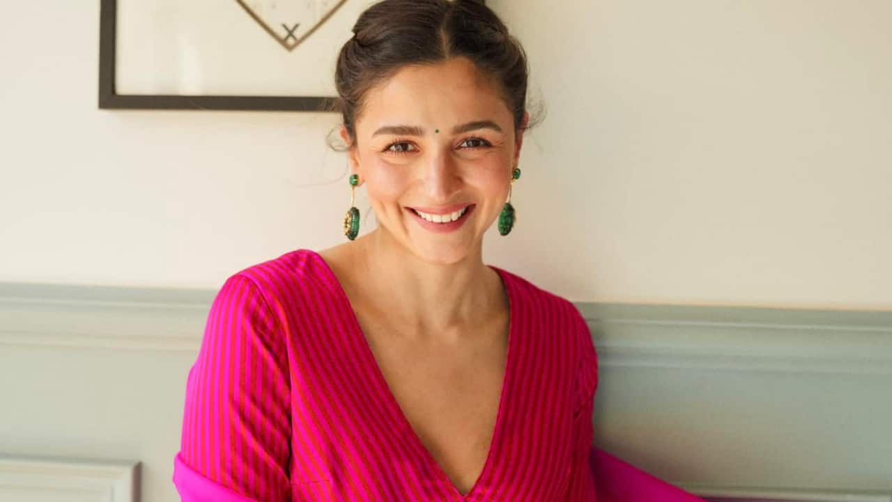 <br />8. Bright pink kurta set<br />Vibrant pink paired with minimal styling gives a cheerful, approachable festive vibe. A great choice for daytime gatherings or charity events during Ramadan.