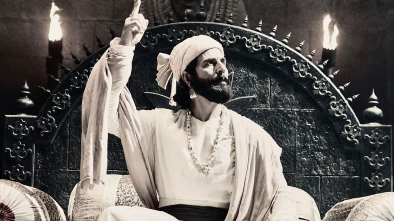 Akshay Kumar: Vedat Marathe Veer Daudle Saat<br />In Mahesh Manjrekar's Vedat Marathe Veer Daudle Saat, Akshay Kumar made his Marathi film debut. Kumar's initial appearance as Chhatrapati Shivaji Maharaj created a lot of hype even though the movie never made it to screens. Widespread distribution of posters and look tests raised interest in the enormous historical endeavour.