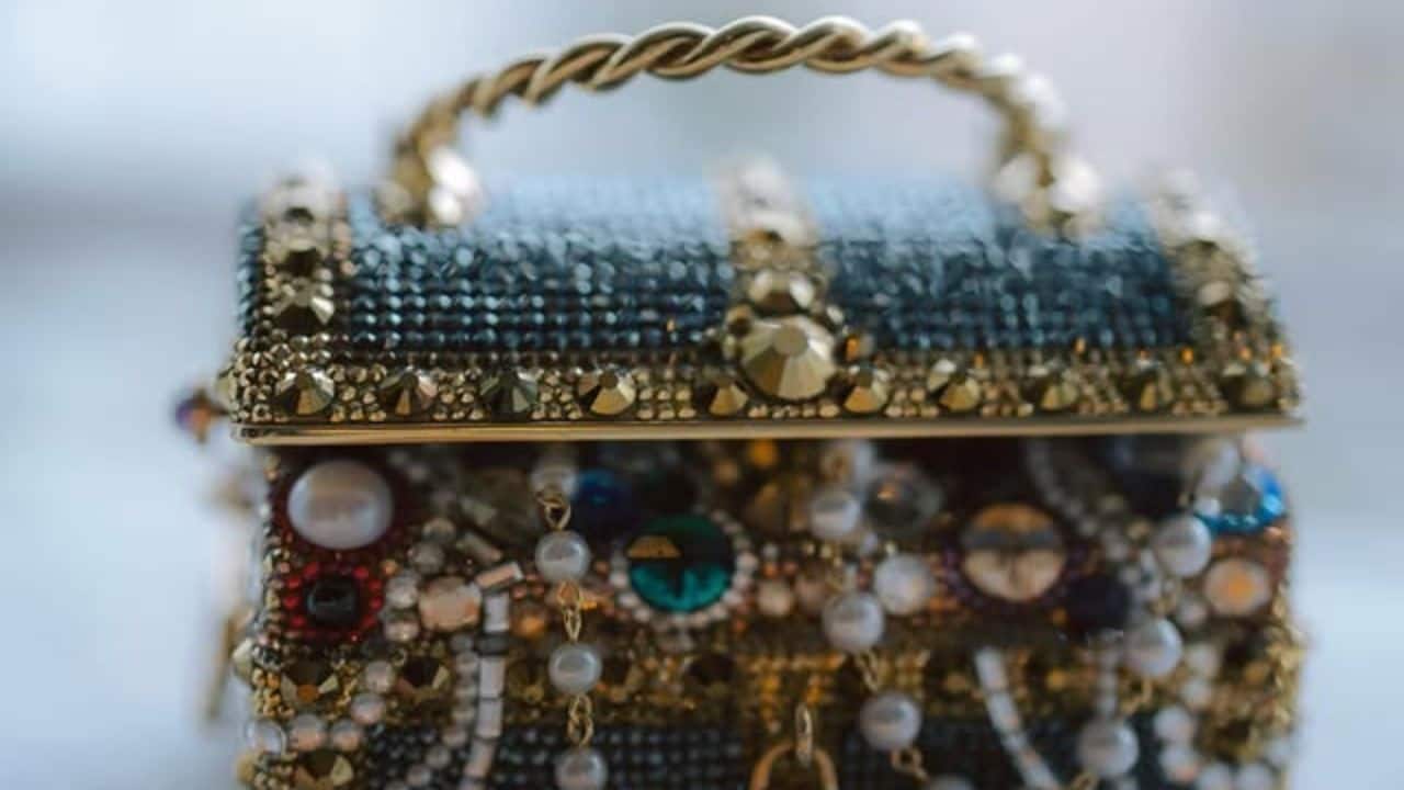 A $7,295 Judith Leiber Treasure Complementing the vibrant gown was a crystal-adorned brass bag from the shelves of American luxury brand Judith Leiber. Priyanka carried the label’s Sunken Treasure Chest bag, valued at $7,295 (approximately ₹6,63,623), adding a bold statement accessory to the ensemble. A $7,295 Judith Leiber Treasure Complementing the vibrant gown was a crystal-adorned brass bag from the shelves of American luxury brand Judith Leiber. Priyanka carried the label’s Sunken Treasure Chest bag, valued at $7,295 (approximately ₹6,63,623), adding a bold statement accessory to the ensemble.