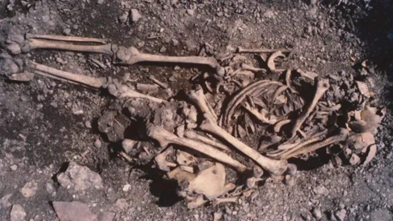 5,500 years ago, a teenage girl was buried with her father’s bones on her chest, a DNA study reveals