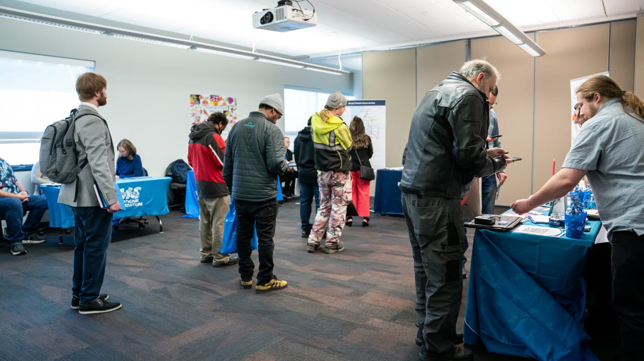 US jobless claims drop by the most since November to 206,000