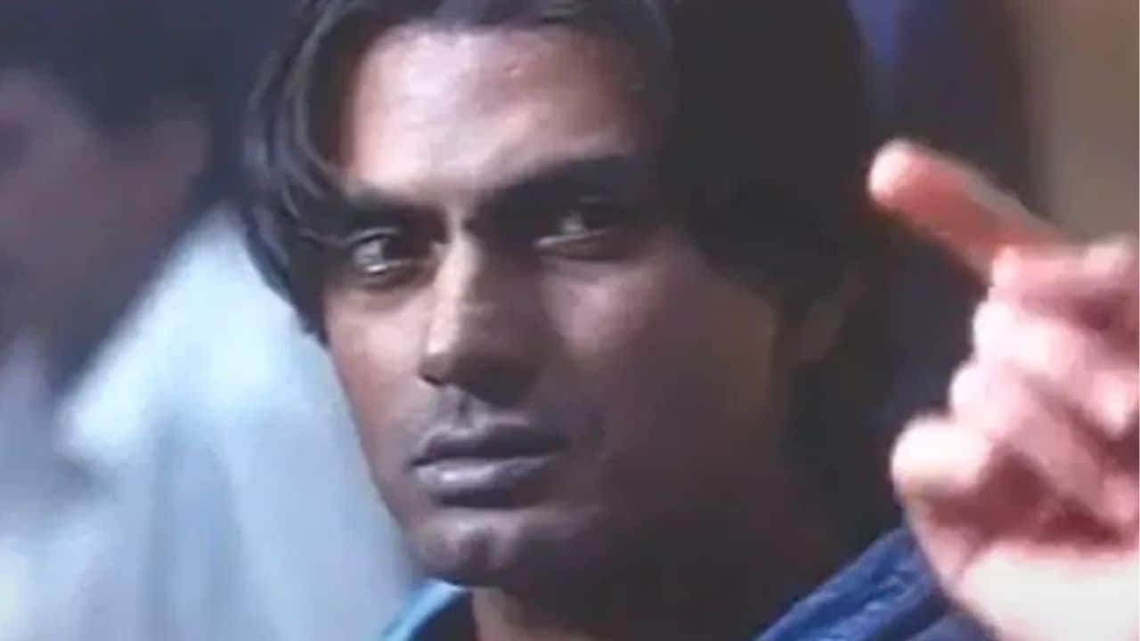 Ek Chalis Ki Last Local In the offbeat urban drama Ek Chalis Ki Last Local, Nawazuddin Siddiqui featured in a narrative that matched his comfort with grounded, everyday characters. The film reflected his early association with unconventional storytelling.