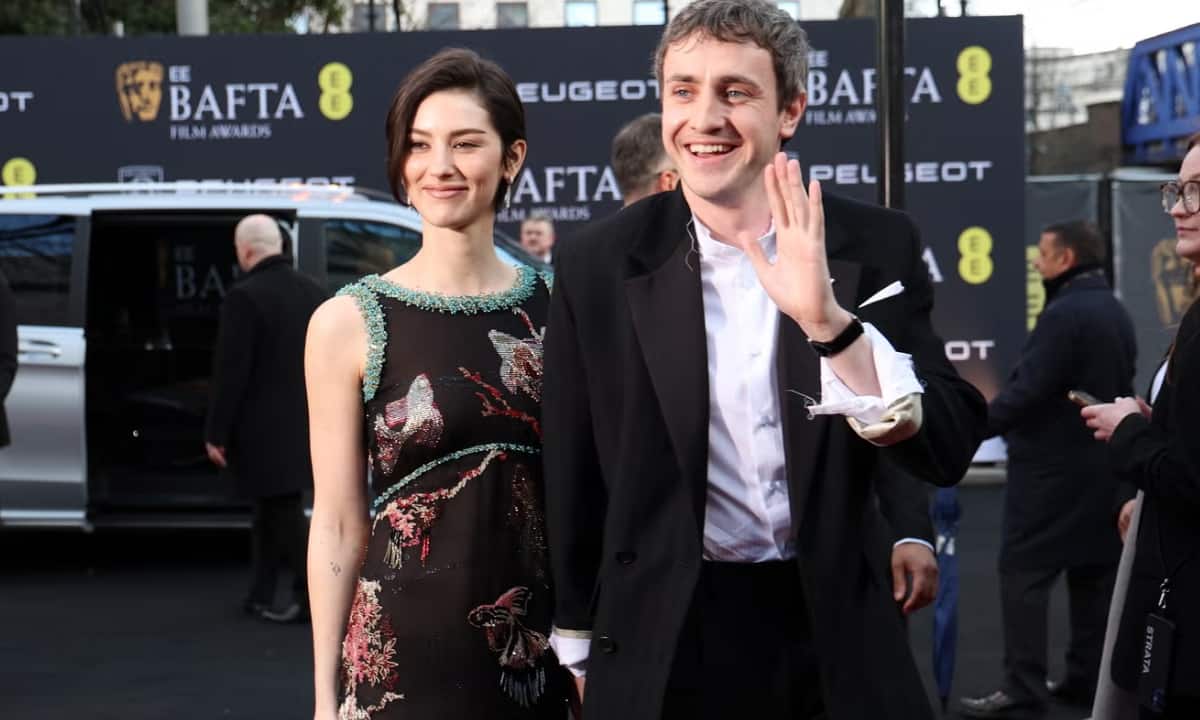 Paul Mescal and Gracie Abrams arrive arm in arm on the red carpet at the 2026 BAFTAs