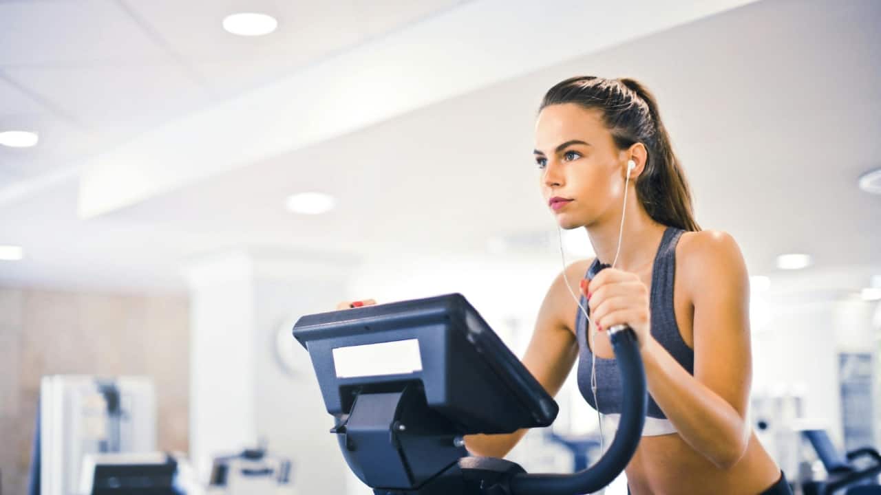 Gut doctor recommends this aerobic and strength routine, calls exercise a “natural anti-depressant”