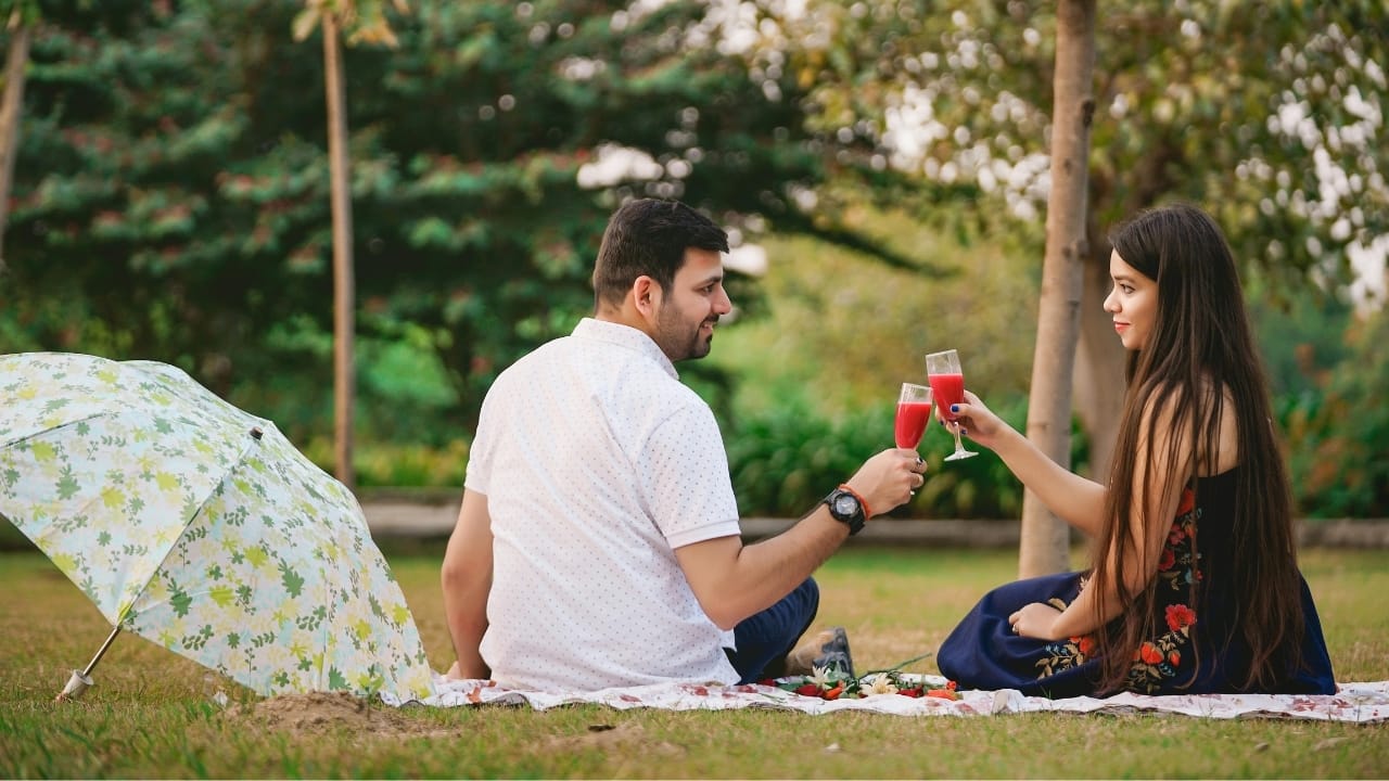 Micro Commitment, Third Place and Friendfluencing: Know more about these popular low-pressure dating trends