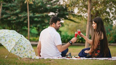In dating, meeting at a third place reduces the pressure of planning the first date, making room for more time and focus on connecting (Image: Pexels)