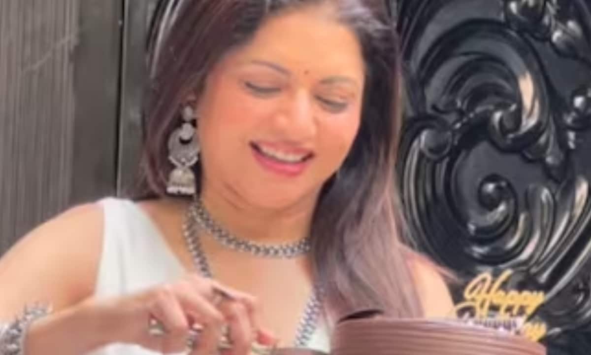 Bhagyashree celebrates 57th birthday by cutting cake with paparazzi in joyful surprise