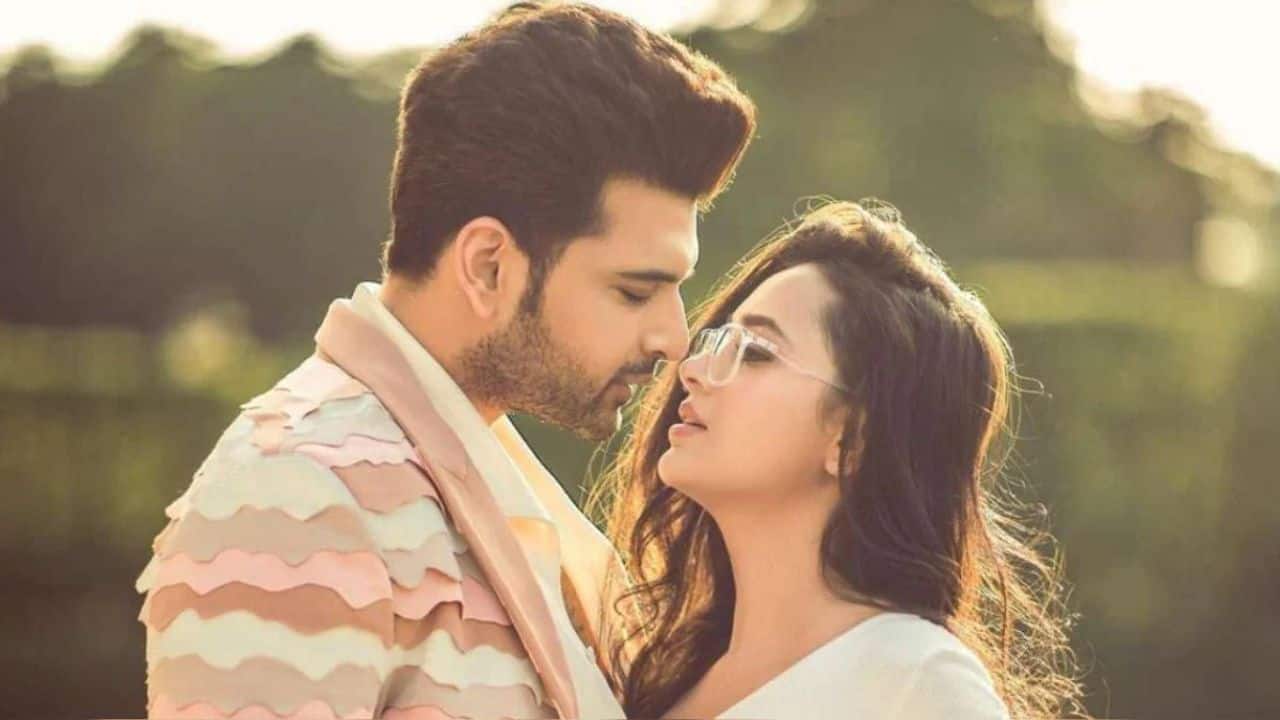 Karan Kundrra gets Tejasswi Prakash’s portrait tattooed on his chest; Watch