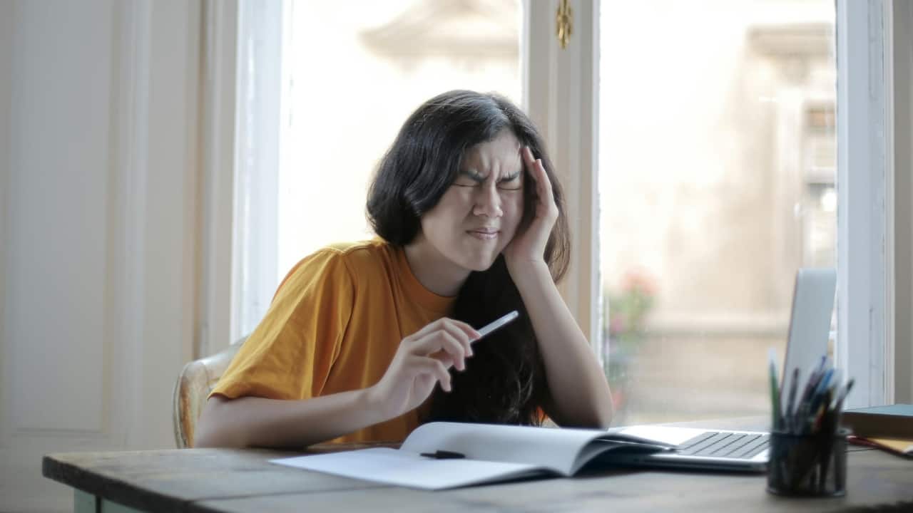 Do you experience headaches often? Here are some common causes and simple solutions