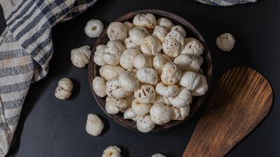 Parents love makhana as a healthy snack—but how much is too much? Here’s what a pediatrician says about brain development and daily intake. (Pic: Pexels)