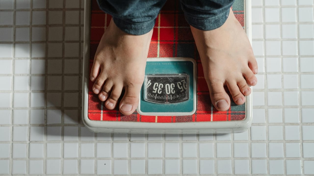3 reasons why your weight keeps coming back, according to a fitness coach 