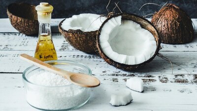Coconut hair oil benefits for hair growth: Coconut oil can penetrate the hair shaft and reduce protein loss. This means stronger strands and fewer split ends (Image: Pexels)