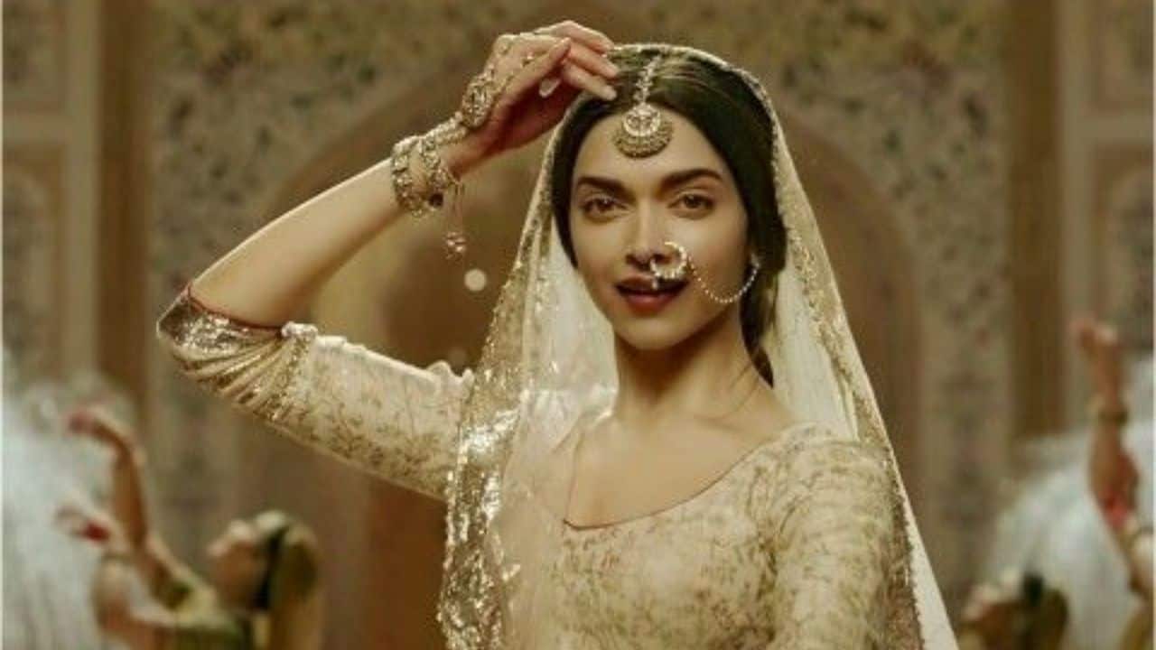<strong>Mohe Rang Do Laal – Elegance Meets Tradition</strong><br />If Balam Pichkari is about carefree fun, Mohe Rang Do Laal is about grace and cultural beauty. Another unforgettable performance by Deepika Padukone in Bajirao Mastani, the song blends classical dance with a soulful melody. It captures the traditional essence of Holi in a more refined and artistic way. The visuals, expressions and choreography make it one of the most visually stunning Holi sequences ever filmed.